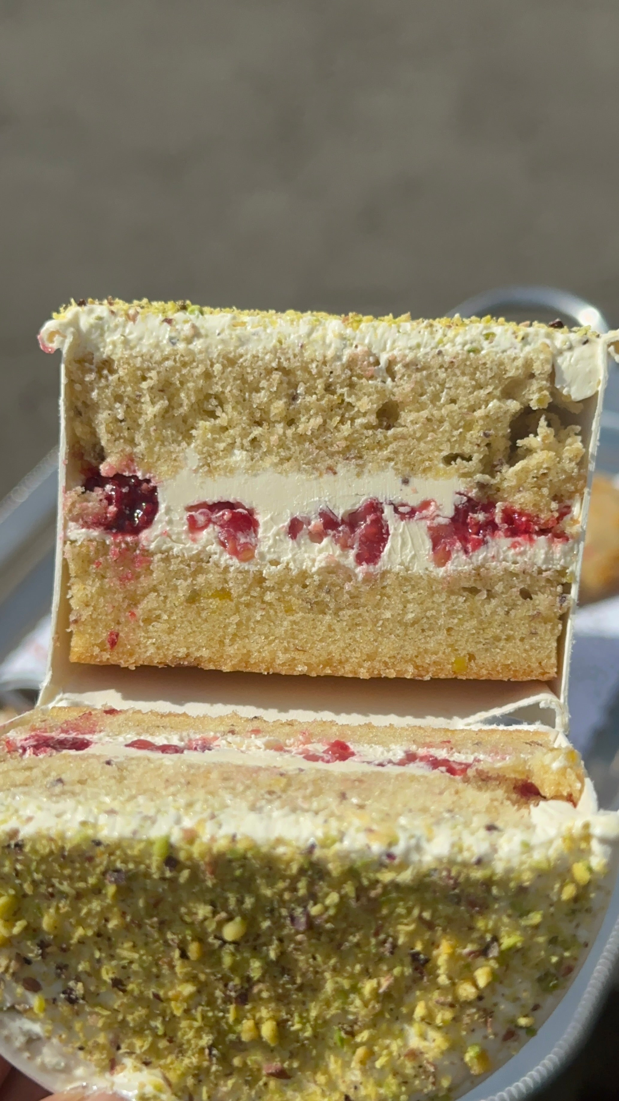 Pistachio & Raspberry Cake Tub